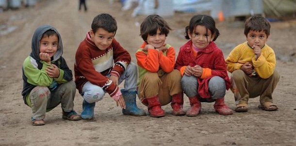 أطفال سوريون ينجون من الموت بعد لعبهم بقنبلة!