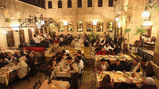 بالورقة والقلم… هؤلاء هم رواد المطاعم والمدارس الخاصة في سوريا!