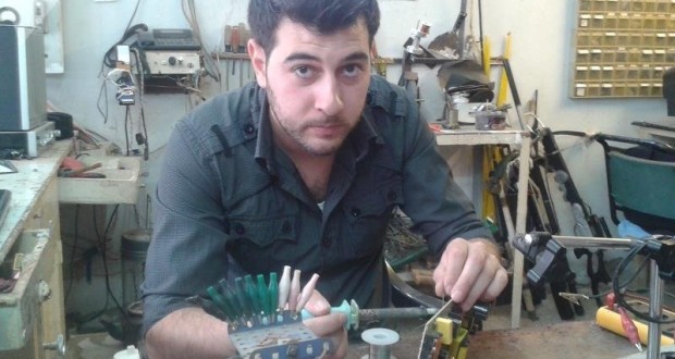 مهندس سوري يخترع بندقية مغناطيسية.. التفاصيل في هذا التقرير:
