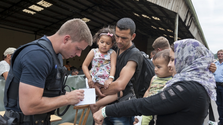السلطات الألمانية تضع اللاجئين السوريين أمام خيارين 