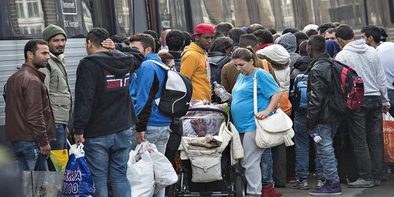 وزير الداخلية الألماني يسعى لترحيل لاجئين سوريين لهذا السبب: