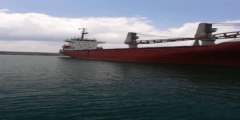البحرية السورية تنقذ سفينة جانحة كانت متجهة إلى مصر
