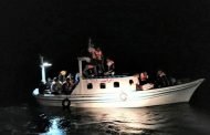 البحرية اللبنانية توقف لاجئين سوريين قبل وصولهم إلى أوروبا بحراً