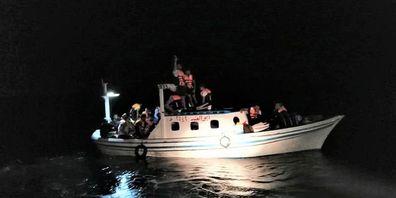 البحرية اللبنانية توقف لاجئين سوريين قبل وصولهم إلى أوروبا بحراً