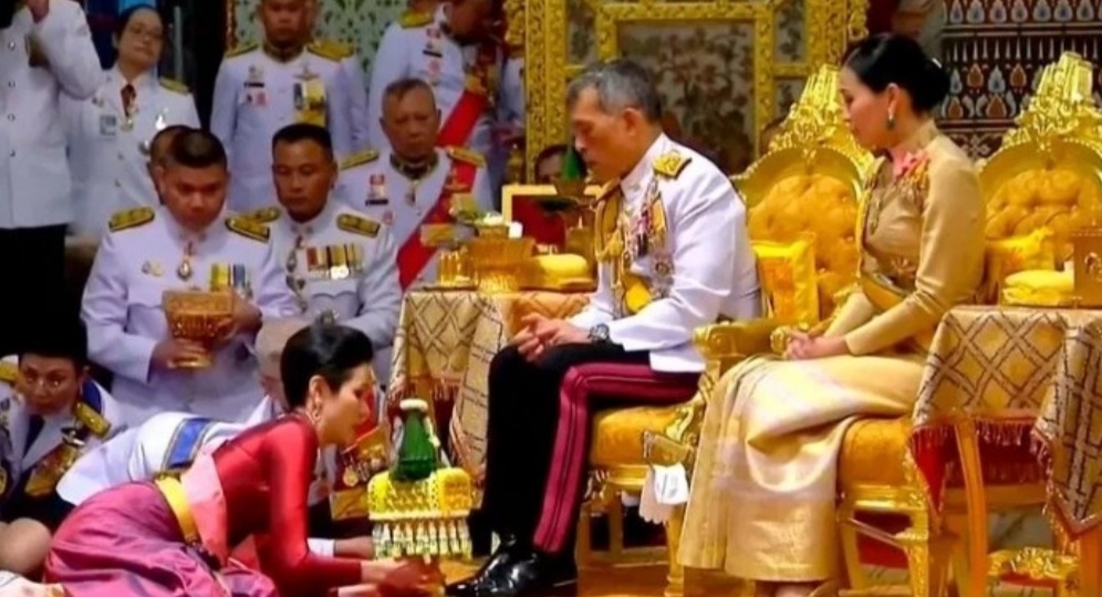 تسريب أكثر من 1400 صور فاضحة لعشيقة ملك تايلاند بعد قرصنة هاتفها