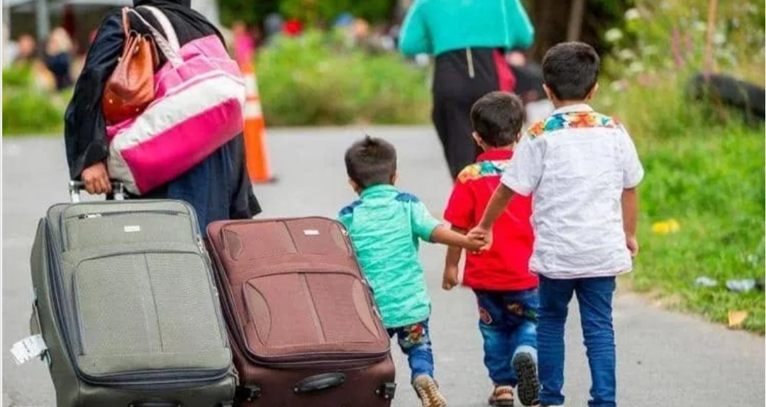 أول دولة أوروبية تجرد اللاجئين السوريين من إقاماتهم وتطالبهم بالعودة إلى بلدهم!