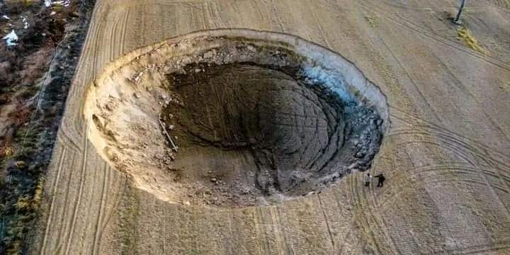 ظواهر مدهشة حدثت بعد زلزال تركيا.. حفرة بمساحة 1400م في قونية